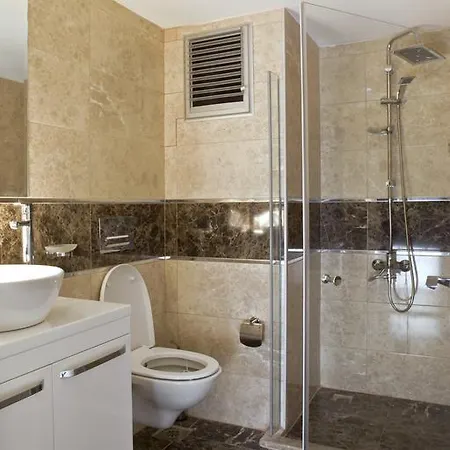 Ada Ξενοδοχείο με διαμερίσματα *